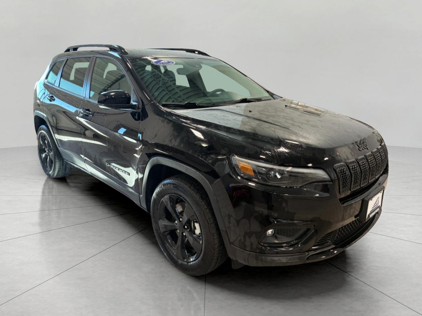 2023 Jeep Cherokee Altitude Lux 4x4 in Diamond Black Crystal Pearlcoat — front three-quarter view